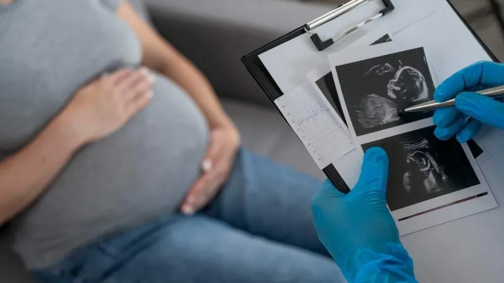 Imagem Gravida com as maos na barriga do artigo Igreja no Brasil reforça seu compromisso com a vida