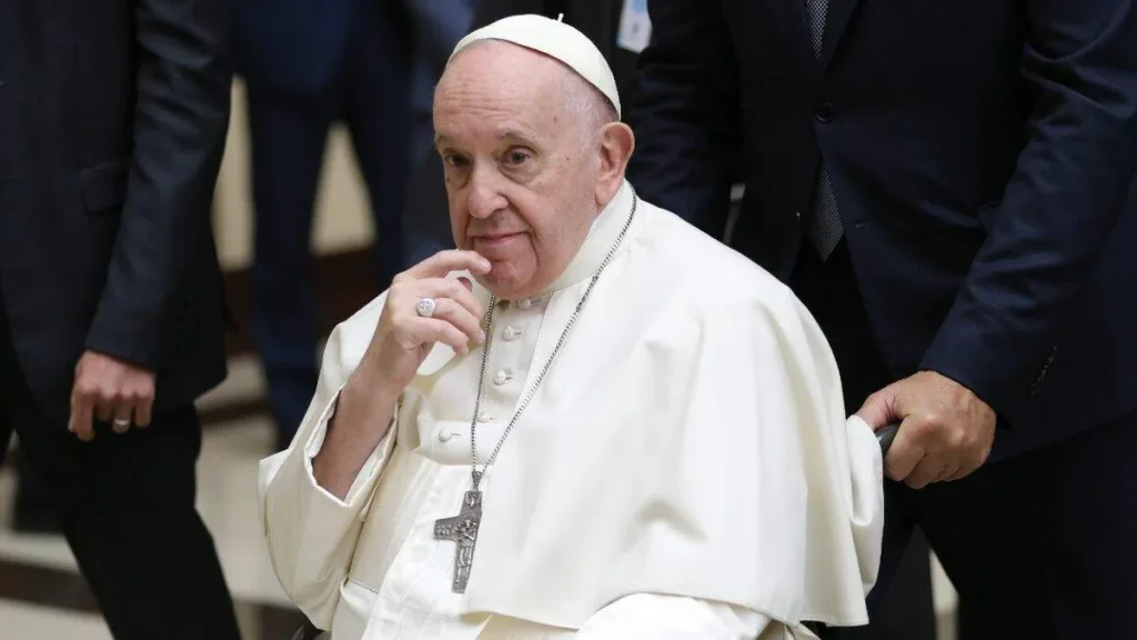 Imagem Papa com a mao no quaixo do artigo Papa divulga mensagem sobre o Dia Mundial do Refugiado