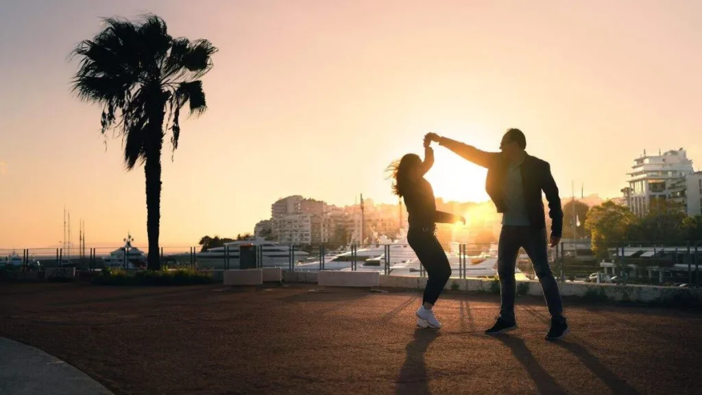 Imagem Casal dancando no meio da rua em um fim de tarde do artigo Não se feche para as surpresas de Deus em sua vida