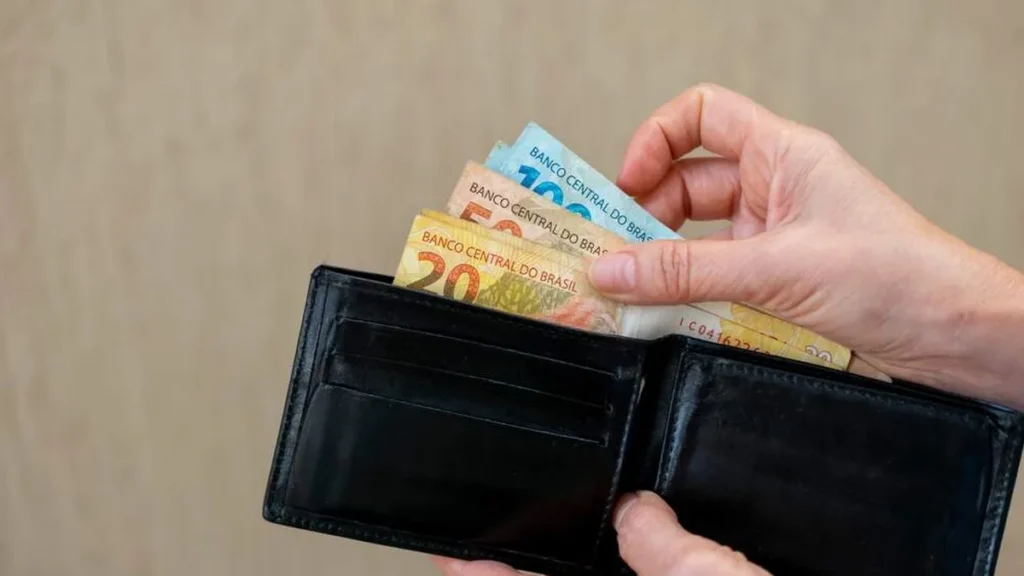 Imagem Carteira com dinheiro do artigo IBGE aponta que salário médio no Vale do Paraíba é de R$2.500