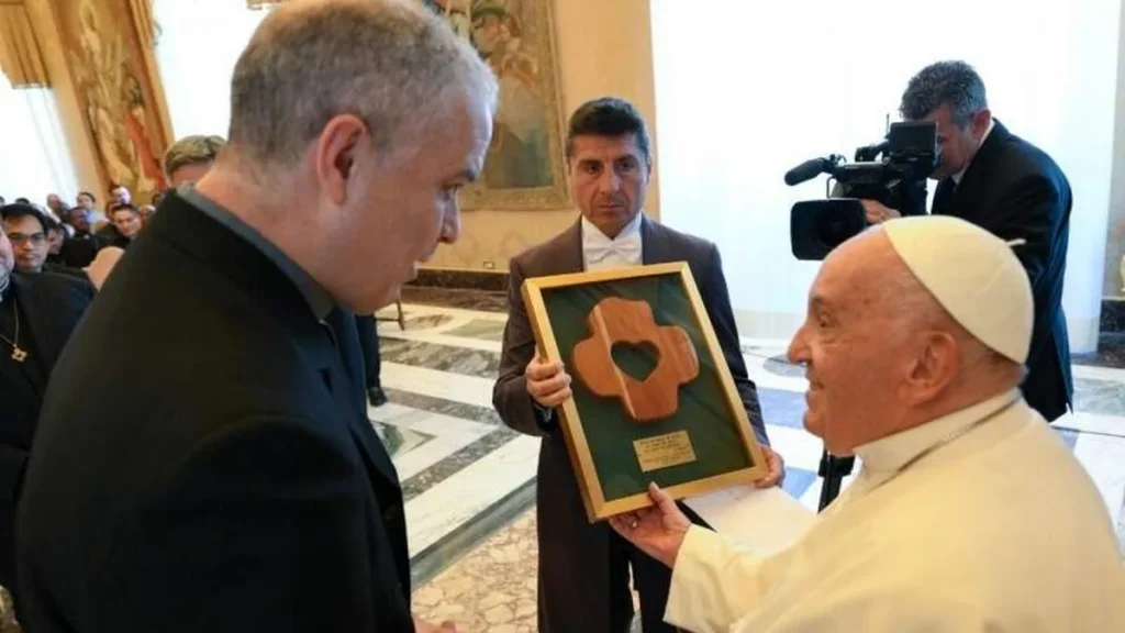 Imagem papa recebe os dehonianos do artigo Papa aos dehonianos: "Valorizem a vida sacramental, a escuta e a meditação da Palavra"