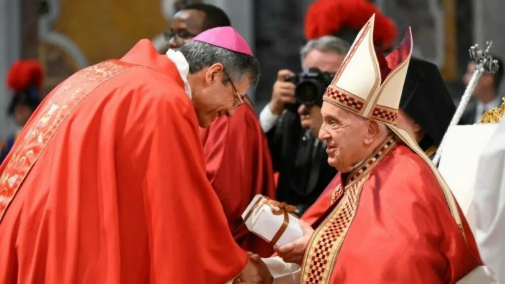 Imagem papa entregando palio para arcebispo do artigo Papa abençoa o Pálio de 5 arcebispos brasileiros