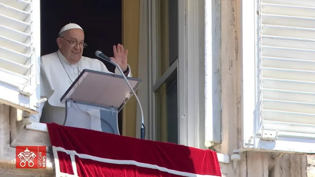 Imagem Francisco acena aos fieis da janela do Vaticano do artigo Papa Francisco no Angelus: acolher sem rótulos e preconceitos