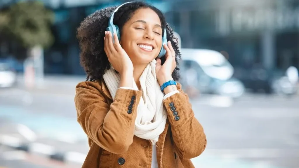 Imagem Mulher escutando musica do artigo O inverno chegou! Músicas para ouvir nesse friozinho