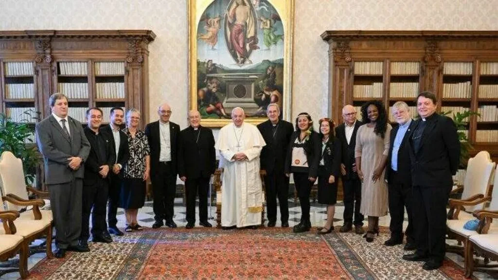 Imagem Papa com CEAMA e REPAM do artigo Povos nativos da Amazônia reconhecem Papa como “avô”