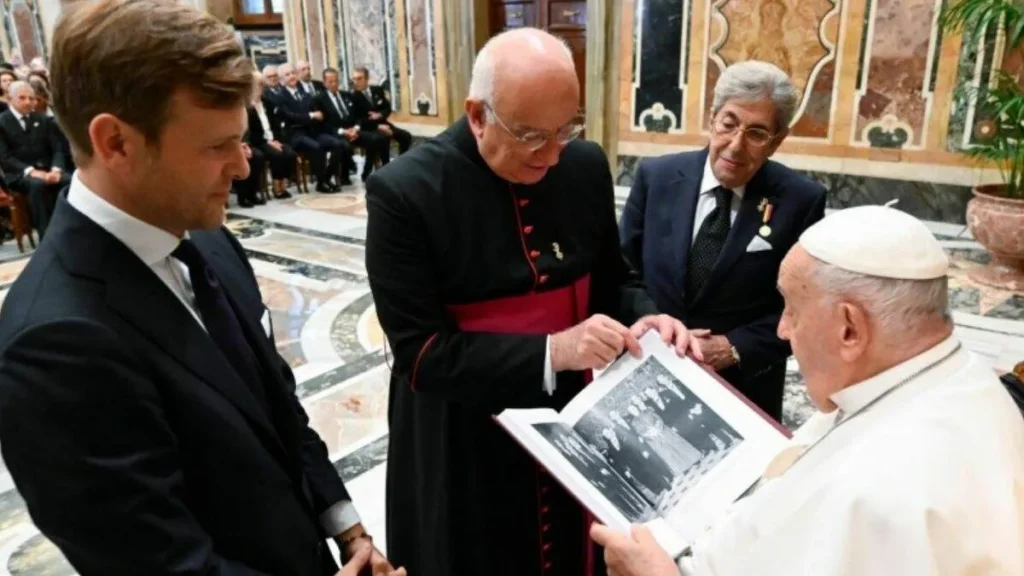 Imagem Papa com membros do Circulo de Sao Pedro do artigo Papa pede ao Círculo São Pedro para dar continuidade ao serviço