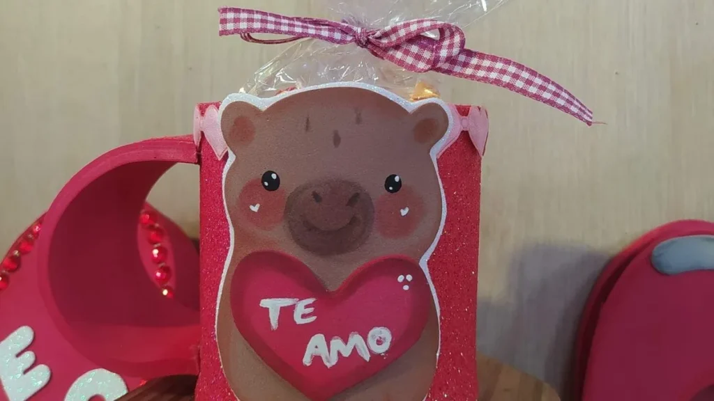 Imagem caneca capivara apaixonada em eva faca voce mesmo do artigo Caneca capivara apaixonada em EVA - Faça Você Mesmo