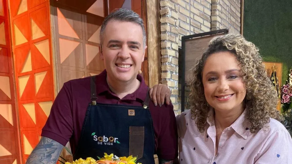 Imagem chef Leonardo Roncon e Bianca Laua do artigo “Sabor de Vida” prepara um maravilhoso Cheesecake
