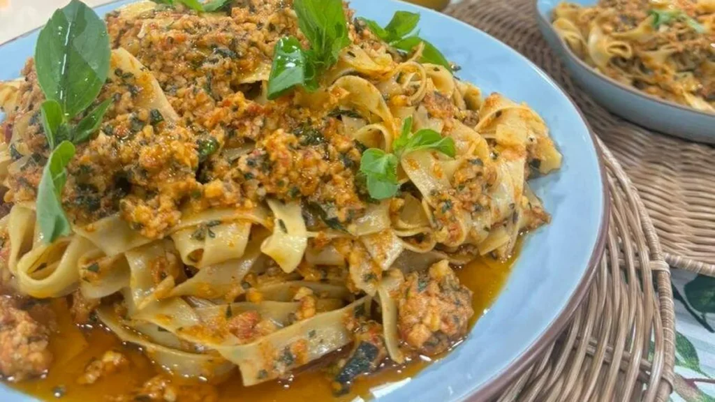 Imagem fettuccine com pesto de tomate cereja santa receita do artigo Fettuccine com Pesto de Tomate Cereja - Santa Receita