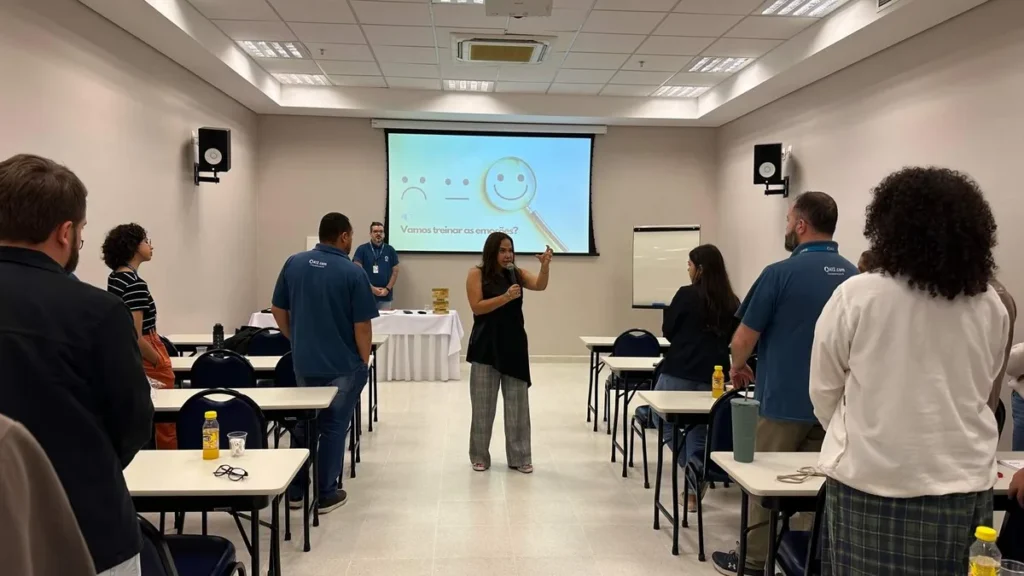 Imagem Palestra sobre felicidade com Sandra Teschner do artigo Colaboradores do Portal A12 participam de palestra sobre felicidade