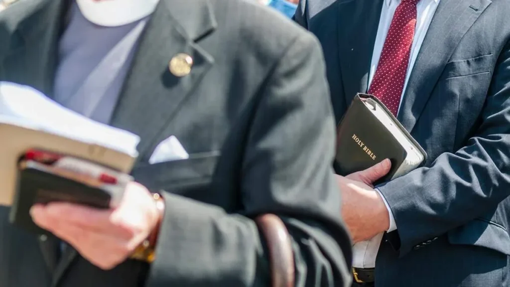 Imagem dois protestantes segurando a biblia do artigo Quais as diferenças entre o catolicismo e o calvinismo?