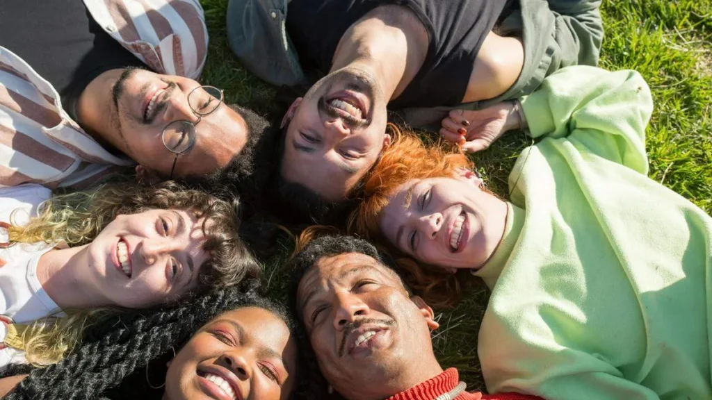 Imagem Jovens deitados na grama do artigo O Genfest já começou e você ainda pode participar da 2ª fase do evento