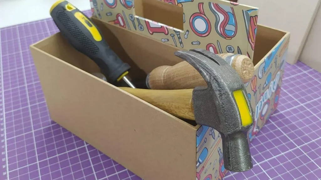 Imagem minicurso aula 4 caixa de ferramentas em cartonagem faca voce mesmo do artigo Minicurso - Aula 5: Caixa de ferramentas em cartonagem - Faça Você Mesmo