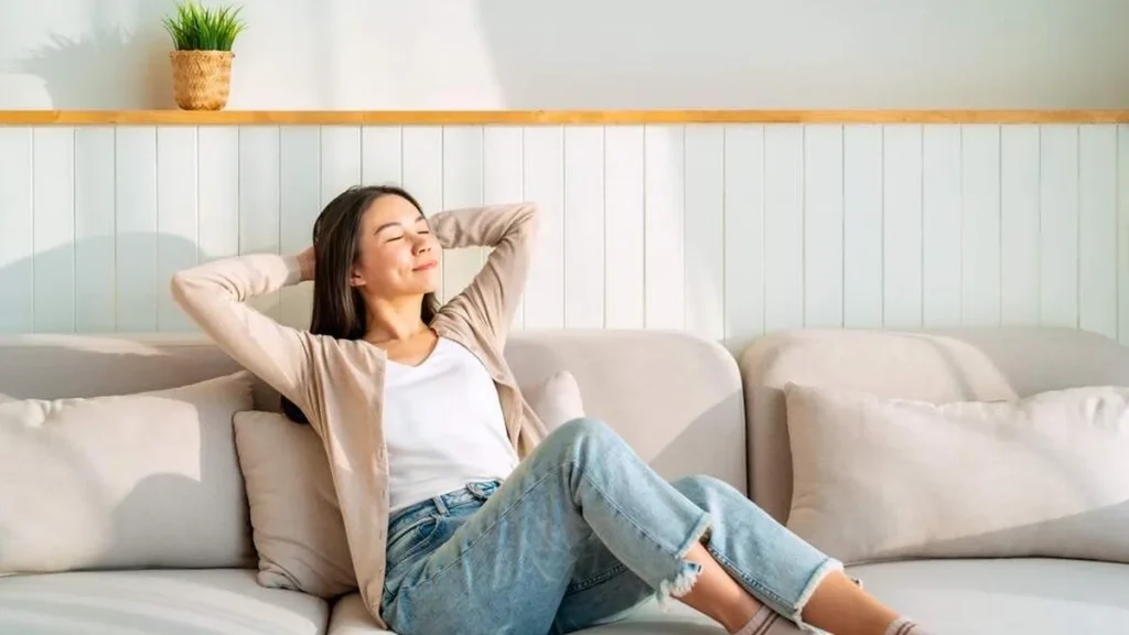 Imagem mulher descansando do artigo Santos que ensinam a importância do descanso