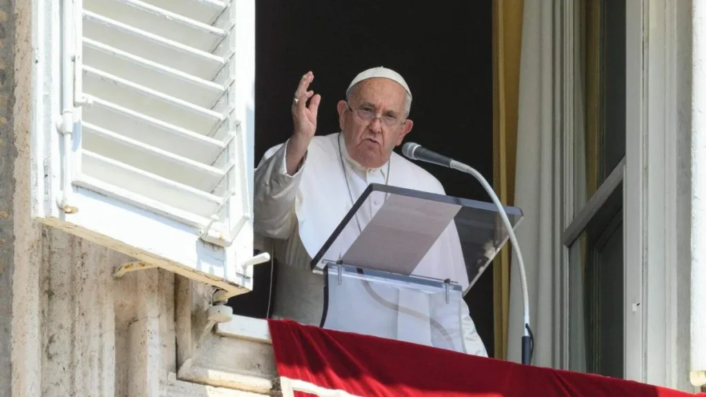 Imagem papa Francisco com expressao aborrecida em janela do Vaticano do artigo Angelus: Papa Francisco critica a "ditadura do fazer" e repete apelo por paz