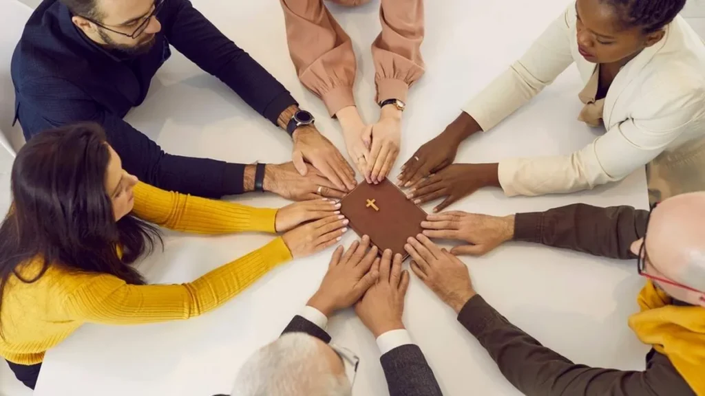 Imagem Oracao entre amigos do artigo Oração pela amizade: Fortalecendo os laços com amigos em Cristo