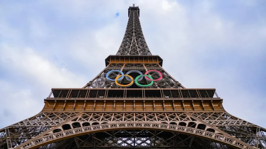 Imagem torre eiffel com aneis olimpicos do artigo Bispos franceses criticam "cenas de zombaria do cristianismo" na abertura dos Jogos Olímpicos
