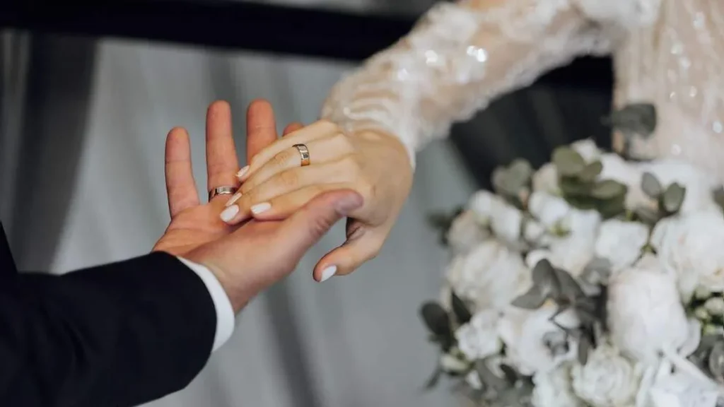 Imagem Casal de maos dadas mostrando aliancas de casamento do artigo Pós-graduação em Catequese Matrimonial atende pedido do Papa Francisco