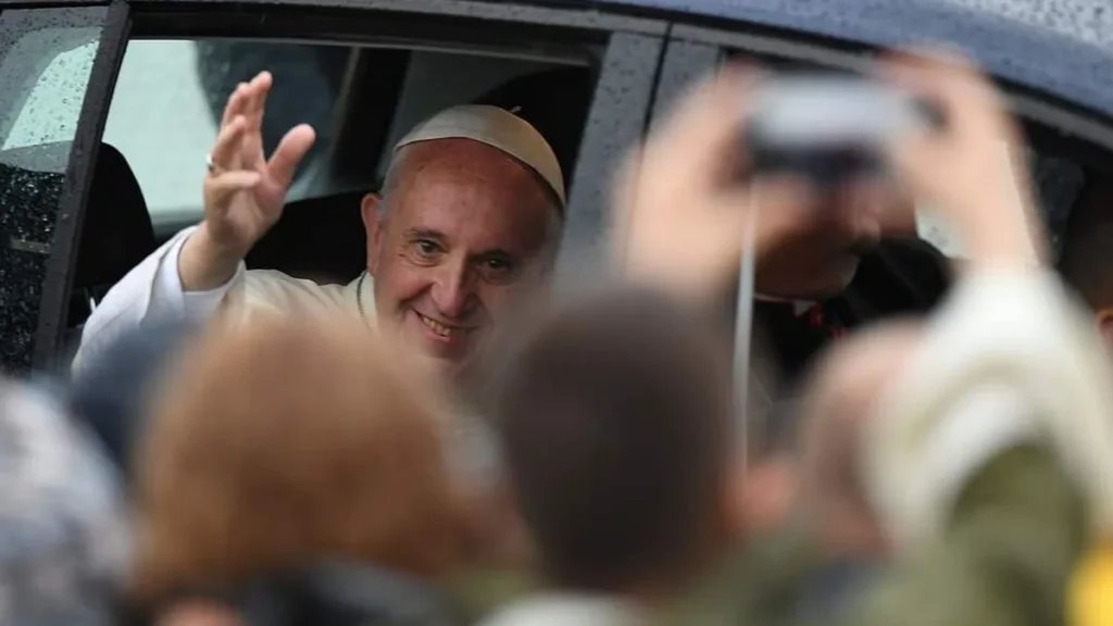Imagem papa no carro acenando feliz do artigo Papa viaja amanhã para Bélgica e Luxemburgo