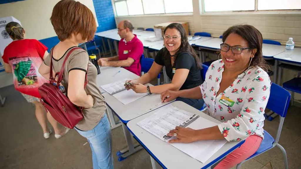 Imagem Mesarios eleitorais do artigo Ética e cidadania no voto: Rádio Aparecida promove ampla cobertura eleitoral