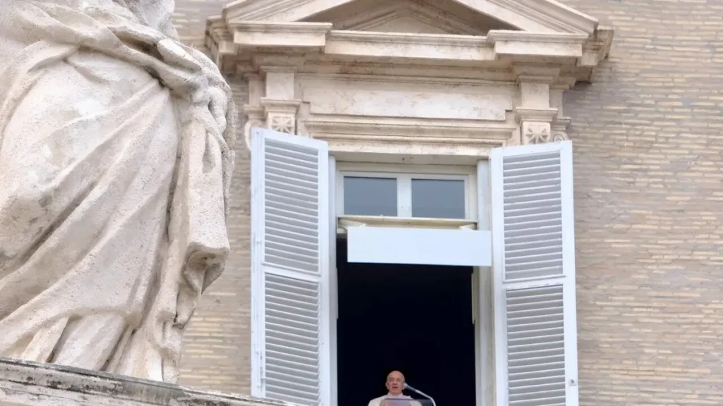 Imagem Papa Francisco reza o Angelus na janela do Vaticano do artigo "A missão cristã deve ser pautada pela sobriedade e pela comunhão", diz o Papa