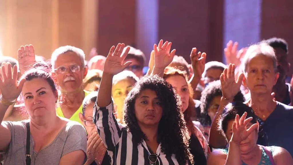 Imagem Peregrinos iluminados pelo sol no interior da Basilica do artigo Tradição e Piedade Popular na vida litúrgica da Igreja