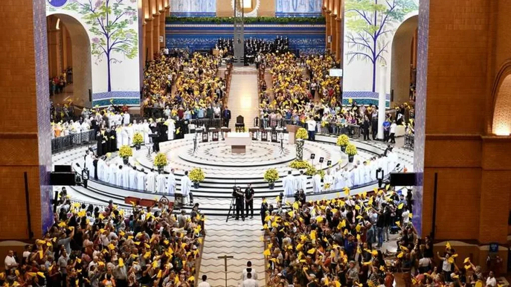 Imagem Visao do interior da Basilica durante Novena Solena do artigo Devoção, graça e missão compartilhadas para cuidar do Santuário Nacional