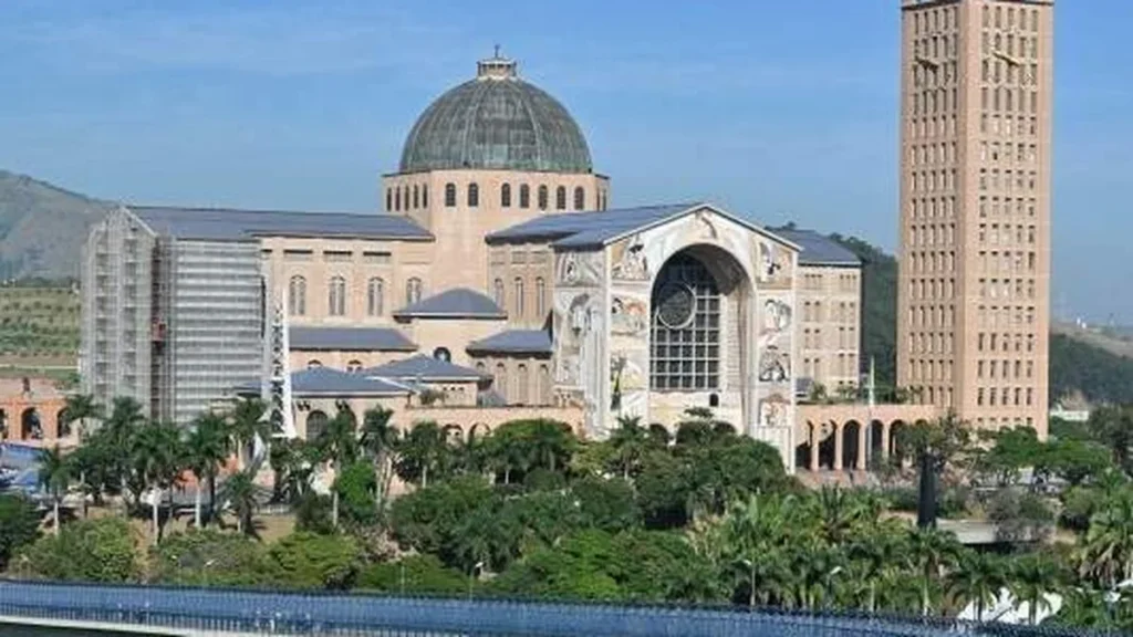 Imagem Vista do Santuario Nacional com obras na Fachada Leste do artigo “Uma geração contará à outra a grandiosidade dos teus feitos” (Sl 145)