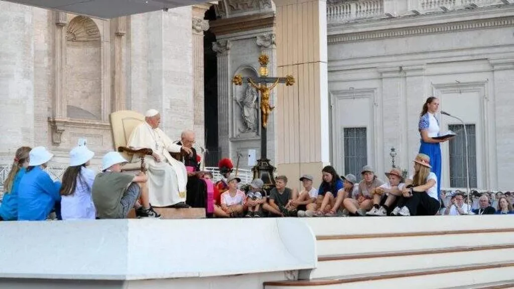 Imagem papa com os coroinhas do artigo Papa Francisco se encontra com coroinhas e acólitos em Roma