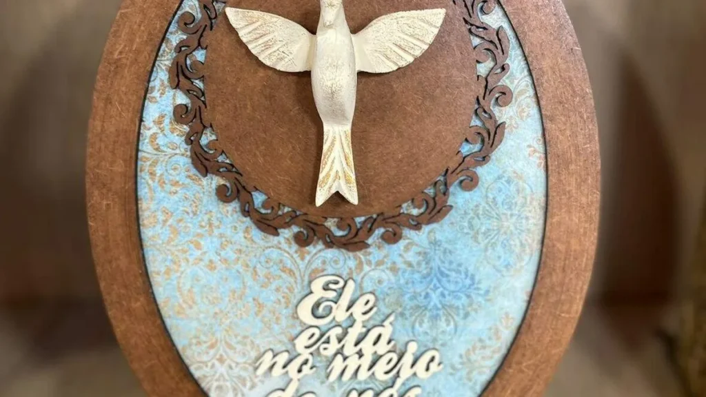 Imagem placa para mesa divino espirito santo faca voce mesmo do artigo Placa para mesa "Divino Espírito Santo” - Faça Você Mesmo