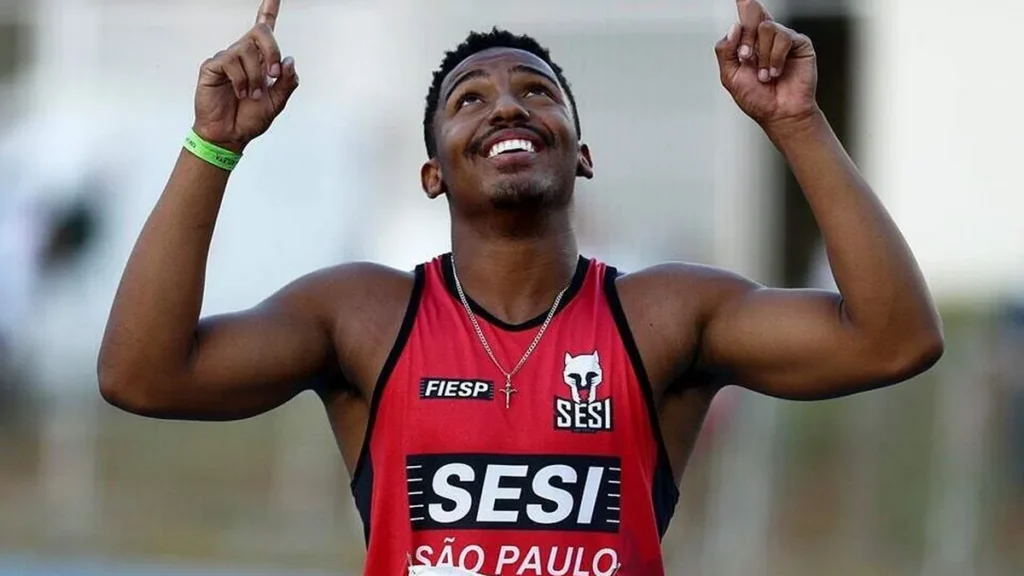 Imagem atleta Erick Cardoso apontando para o ceu do artigo Erik Cardoso: a força da fé de um atleta