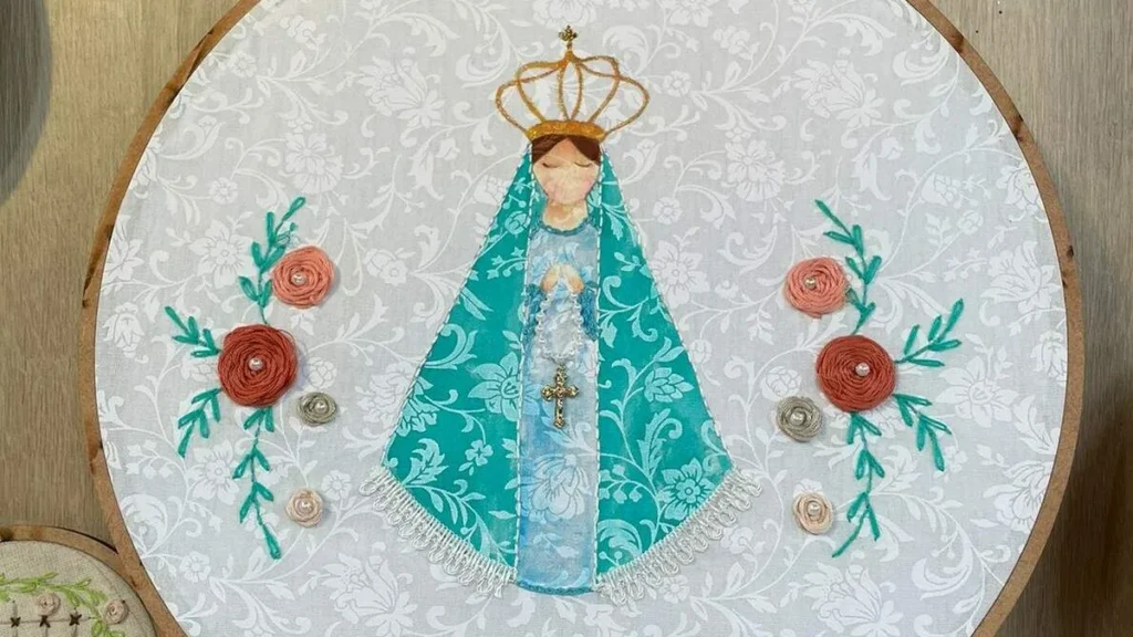Imagem pintura e bordado de nossa senhora aparecida no bastidor faca voce mesmo do artigo Pintura e bordado de Nossa Senhora Aparecida no bastidor - Faça Você Mesmo