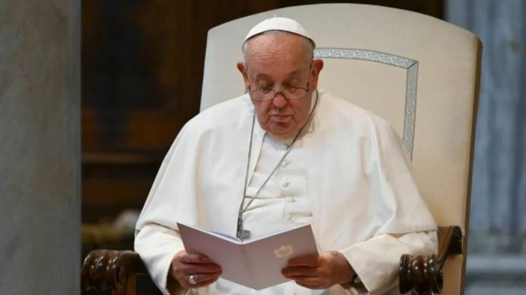 Imagem papa lendo do artigo Papa Francisco afirma que a literatura educa o coração e a mente