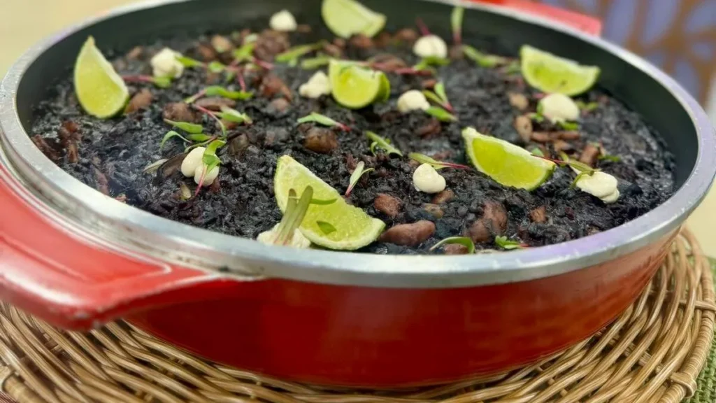 Imagem arroz negro com frutos do mar santa receita do artigo Arroz Negro com Frutos do Mar - Santa Receita