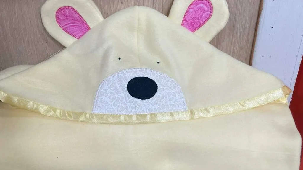 Imagem manta de bebe com capuz de soft em costura criativa faca voce mesmo do artigo Manta de bebê com capuz de soft em costura criativa - Faça Você Mesmo