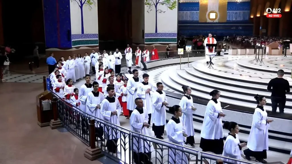 Imagem Missa da memoria de Sao Tarcisio Altar Central 15082024 18h do artigo Missa em honra a São Tarcísio reúne coroinhas e fiéis no Santuário Nacional