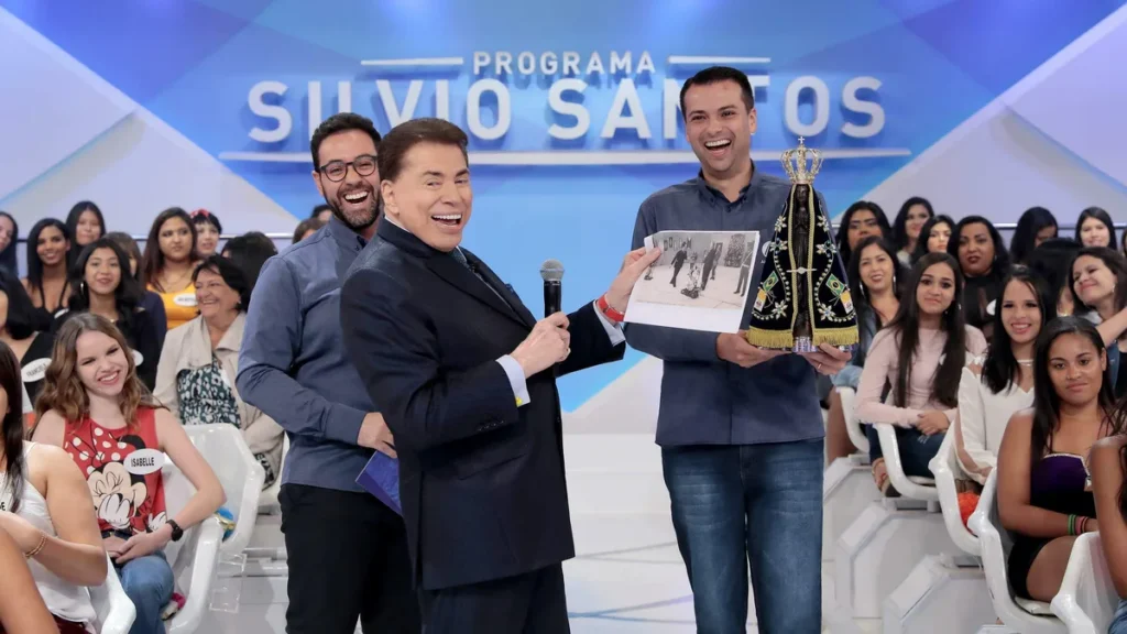 Imagem Silvio Santos recebe imagem de Nossa Senhora Foto Lourival Ribeiro SBT do artigo TV Aparecida lamenta o falecimento do grande comunicador Silvio Santos