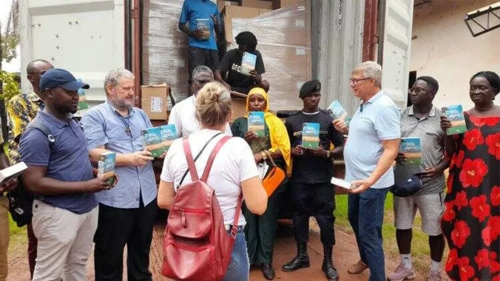 Imagem entrega de biblias em guine bissau do artigo Igreja do Paraná envia 25 mil bíblias para Guiné-Bissau