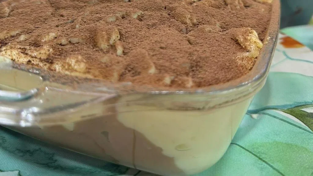 Imagem pave de chocolate ao leite santa receita do artigo Pavê de Chocolate ao Leite e Branco Invertido - Santa Receita