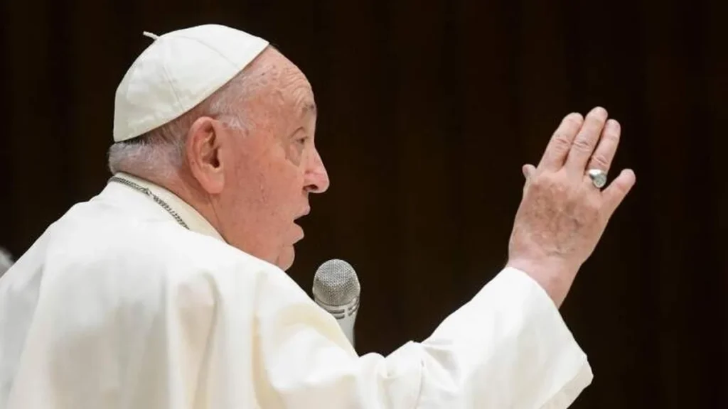 Imagem papa com a mao erguida do artigo "Espalhemos o perfume de Deus, e não o 'mau cheiro' do pecado", pede Papa