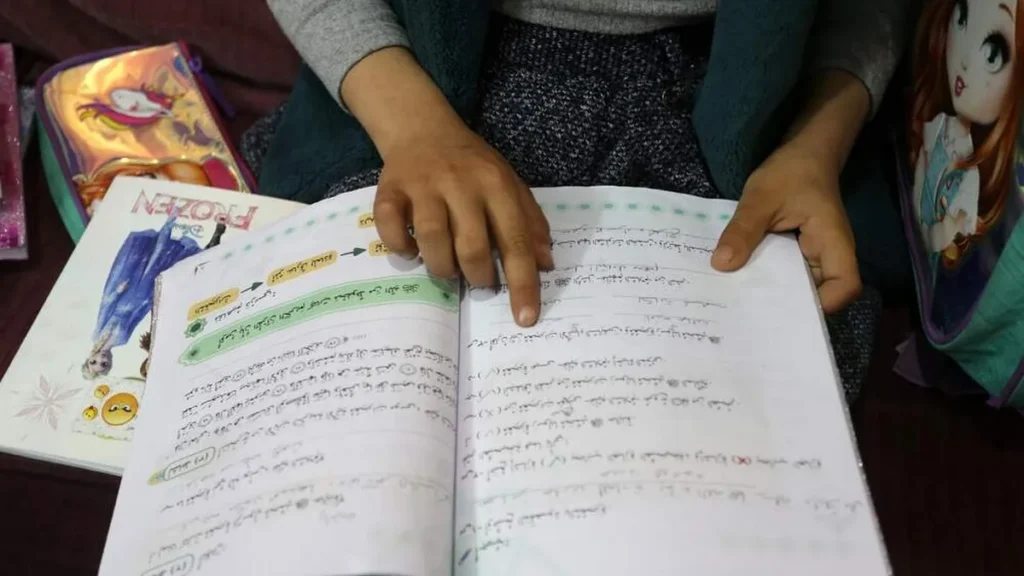Imagem crianca estudando em gaza do artigo Apesar da guerra, Igreja em Gaza prioriza educação de crianças e jovens