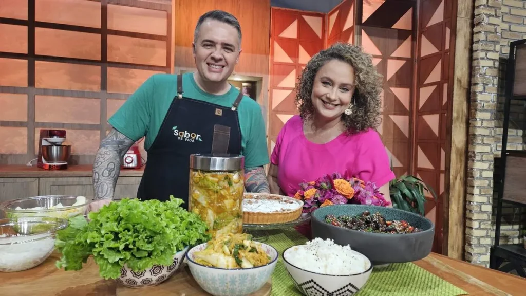 Imagem Bianca Laua e chef Leonardo Roncon by producao do artigo "Sabor de Vida" apresenta receitas coreanas e inglesas nesta edição