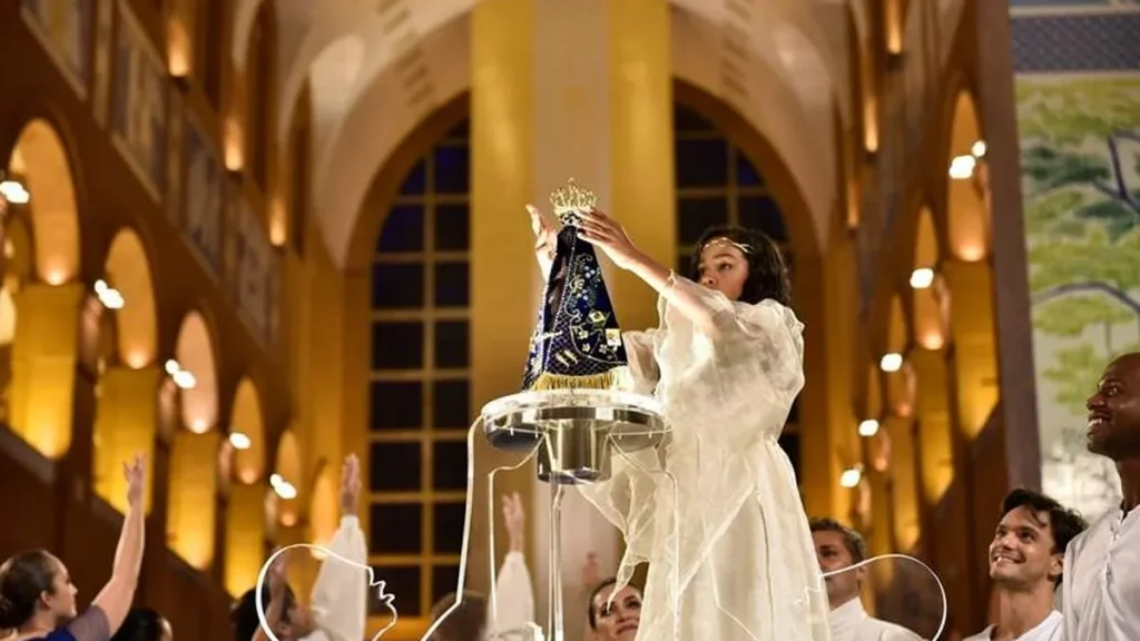 Imagem Coroacao de Nossa Senhora Aparecida do artigo Coroamos a Mãe de Deus
