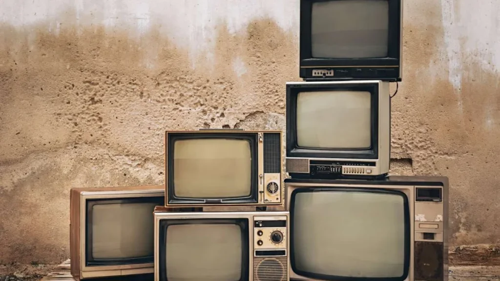 Imagem Diversos aparelhos de TVs empilhados do artigo A invenção da televisão