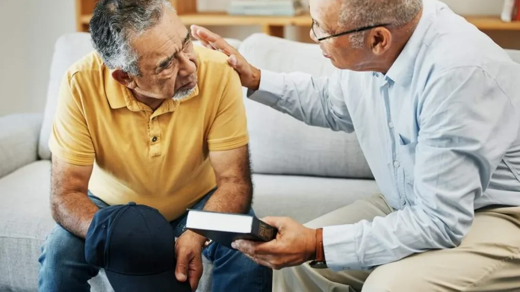 Imagem Homem apresentando a Biblia a outro homem do artigo Vulnerabilidade: fonte de verdadeira força