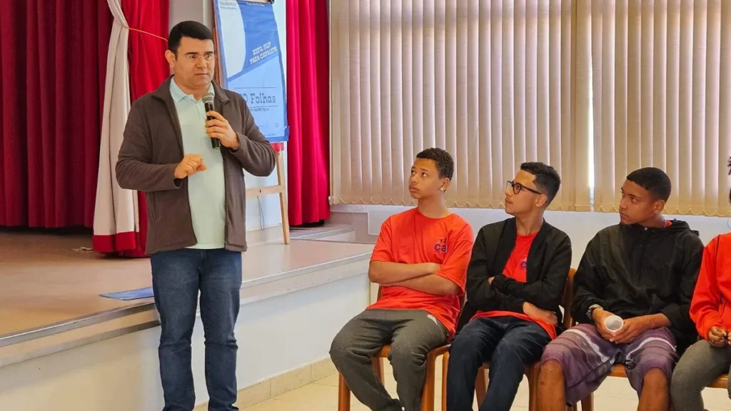Ir. Cláudio Teixeira, C.Ss.R., conversa com adolescentes do CAS de Potim/SP sobre Vocação Humana