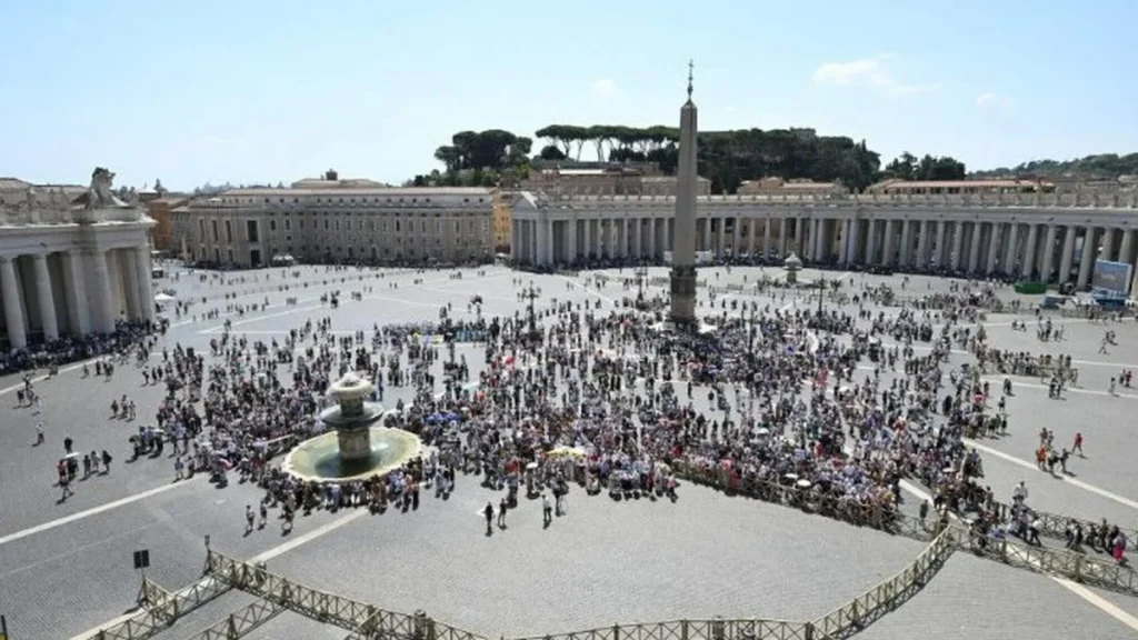 Imagem Praca Sao Pedro com fieis do artigo Papa Francisco faz apelo por Paz e solidariedade global