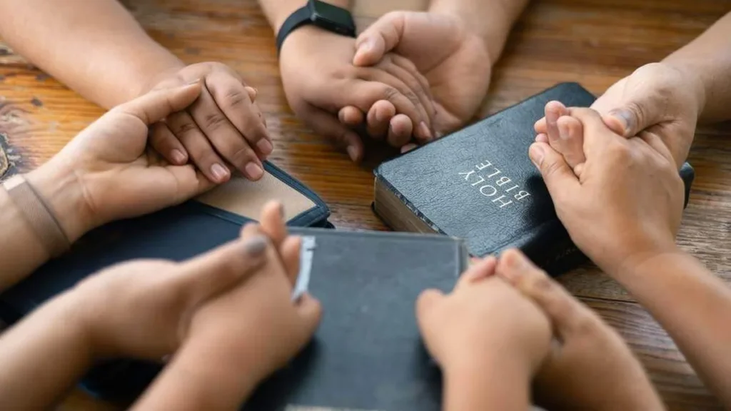 Imagem maos rezando do artigo Participe do Encontro Nacional de Responsáveis de Juventude