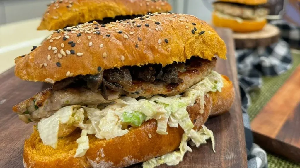 Imagem minicurso hamburgueres santa receita do artigo Pão de Páprica com Hambúrguer de Frango - Santa Receita