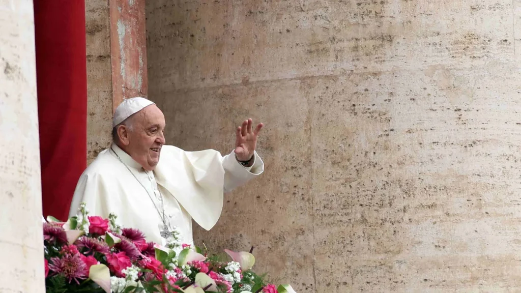Imagem papa acena com flores ao redor do artigo Dia Nacional da Habitação: o Papa e sua luta pelo direito à moradia